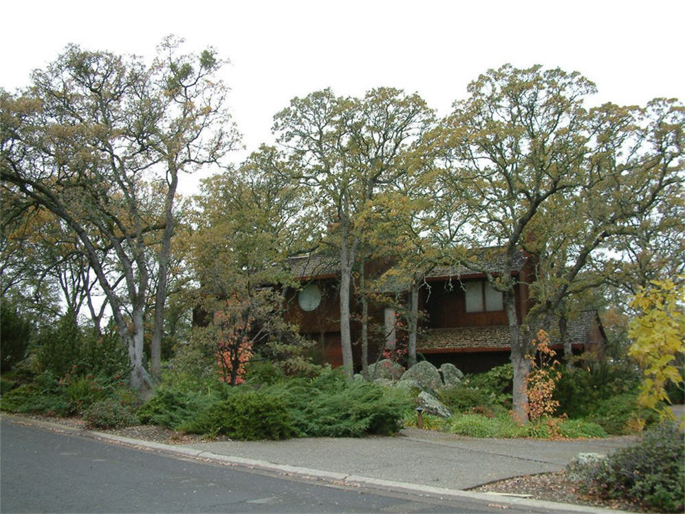 Rustic Oak Front Yard